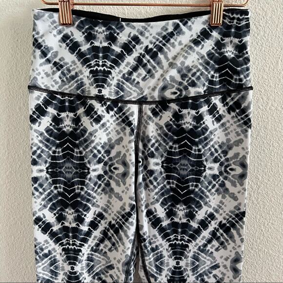 Victoria’s Secret Sport Knockout Tight Neutral Tie Dye Small - Picture 2 of 11